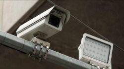 Kamera pengawas ETLE dan lampu sorot terpasang pada tiang di Surabaya.4