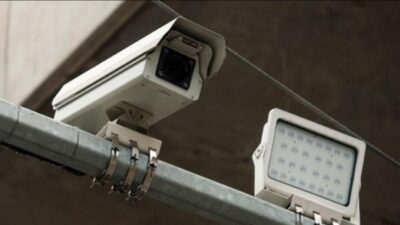 Kamera pengawas ETLE dan lampu sorot terpasang pada tiang di Surabaya.4