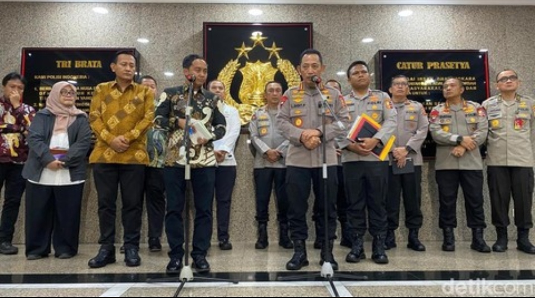 Kapolri Jenderal Listyo Sigit Prabowo dan Menteri Kehutanan Raja Juli Antoni bersama jajaran pejabat dalam konferensi pers pembentukan Satgas Gabungan di Mabes Polri