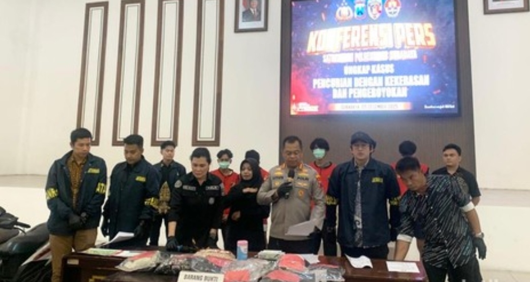 Konferensi pers Polrestabes Surabaya menampilkan delapan tersangka kasus begal di Karah, termasuk tiga anak di bawah umur, bersama barang bukti di meja