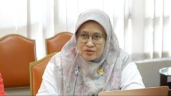 Komisioner KPAI Diyah Puspitarini menyampaikan pernyataan terkait kasus penganiayaan balita di Bogor yang dilakukan ayah tiri, Sabtu (6/12/2025). (Foto: KPAI