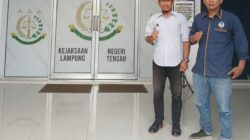 Ketua Umum DPP KAMPUD Seno Aji dan Sekretaris Agung Triyono di depan kantor Kejari Lampung Tengah usai pemeriksaan dugaan korupsi dana hibah Kesra dan Kesbangpol 2024.
