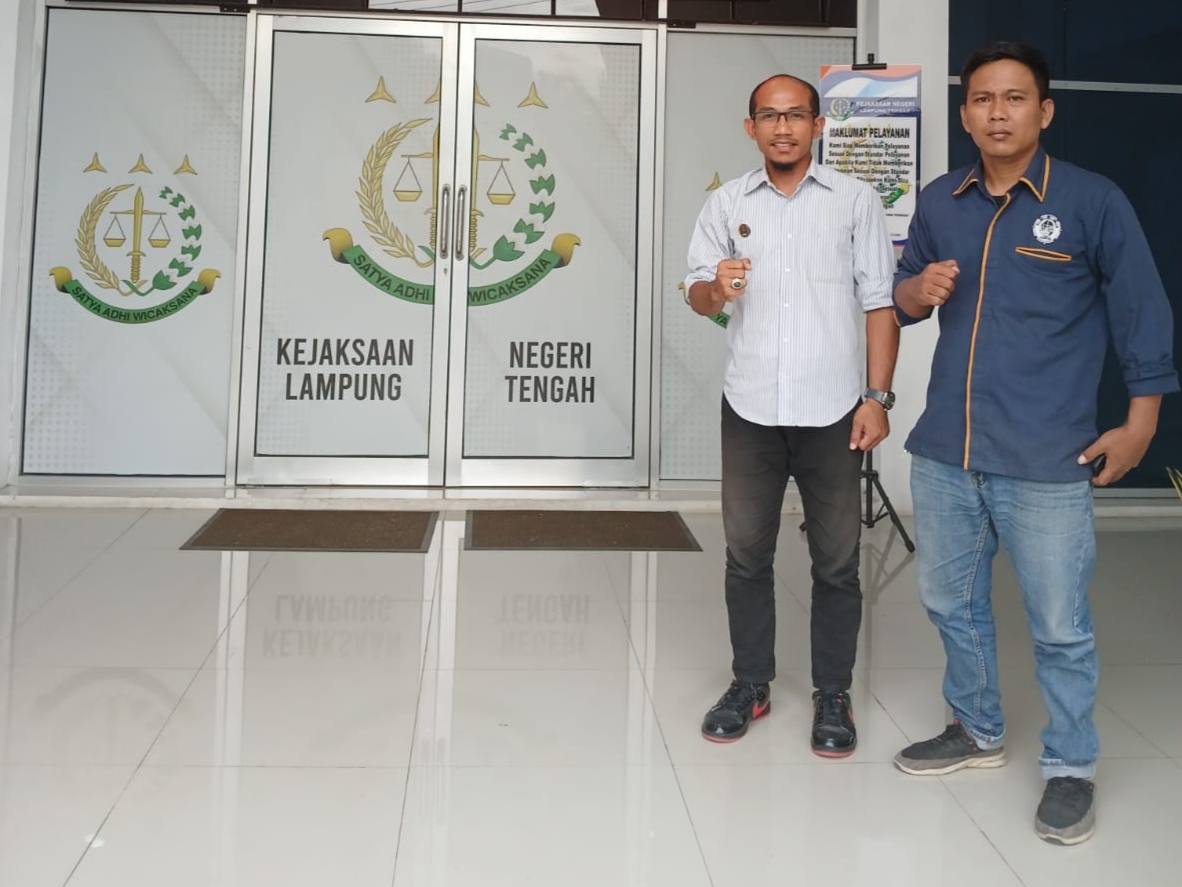 Ketua Umum DPP KAMPUD Seno Aji dan Sekretaris Agung Triyono di depan kantor Kejari Lampung Tengah usai pemeriksaan dugaan korupsi dana hibah Kesra dan Kesbangpol 2024.