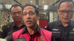 Mantan Mendikbudristek Nadiem Makarim mengenakan rompi tahanan warna merah muda Kejaksaan Agung dikawal petugas saat pelimpahan berkas perkara korupsi laptop Chromebook ke Pengadilan Tipikor Jakarta