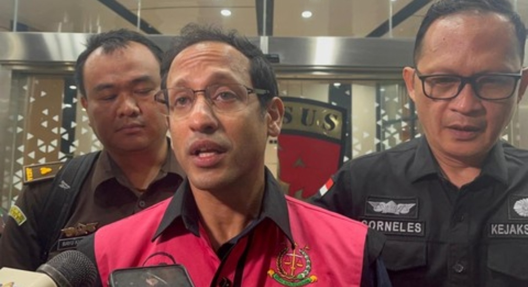 Mantan Mendikbudristek Nadiem Makarim mengenakan rompi tahanan warna merah muda Kejaksaan Agung dikawal petugas saat pelimpahan berkas perkara korupsi laptop Chromebook ke Pengadilan Tipikor Jakarta