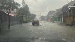 Hujan Deras Sebabkan Genangan dan Jarak Pandang Terbatas di Gayungan Surabaya