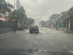 Hujan Deras Sebabkan Genangan dan Jarak Pandang Terbatas di Gayungan Surabaya