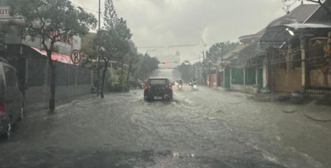 Intensitas Hujan Tinggi, Ruas Jalan di Gayungan Surabaya Tergenang