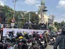 Massa Antikorupsi Geruduk Kejati Jatim, Lalu Lintas Frontage Ahmad Yani Surabaya Lumpuh