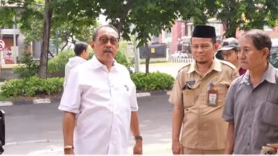 Wakil Wali Kota Surabaya Armuji (baju putih) meninjau lokasi sengketa lahan fasum yang dijadikan ruko di Jl. Raya Mulyosari, didampingi petugas terkait.