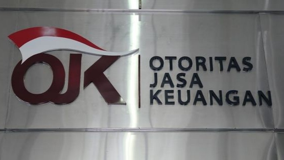 Logo Otoritas Jasa Keuangan (OJK) berwarna merah dan putih terpasang pada dinding berlatar belakang perak metalik.