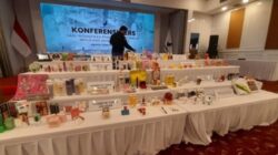 Deretan meja panjang menampilkan berbagai merek kosmetik ilegal hasil sitaan yang ditata bertingkat dalam acara konferensi pers BPOM, dengan layar latar belakang bertuliskan "Konferensi Pers Hasil Intensifikasi Pengawasan Kosmetik Menjelang Akhir Tahun 2025".