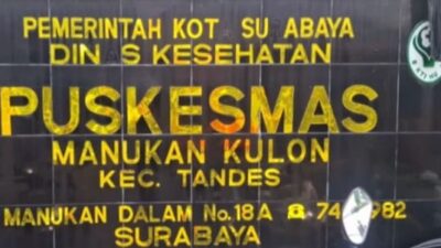 Plang nama Puskesmas Manukan Kulon, Kecamatan Tandes, Surabaya, di bawah naungan Dinas Kesehatan Kota Surabaya.