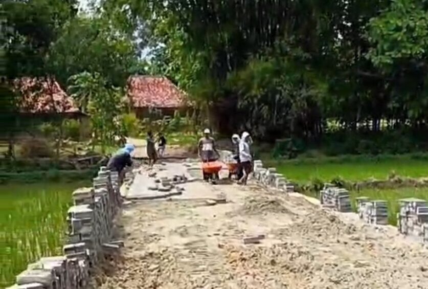 Aktivitas perbaikan atau paving jalan desa di Astapah, Kecamatan Omben, Kabupaten Sampang.