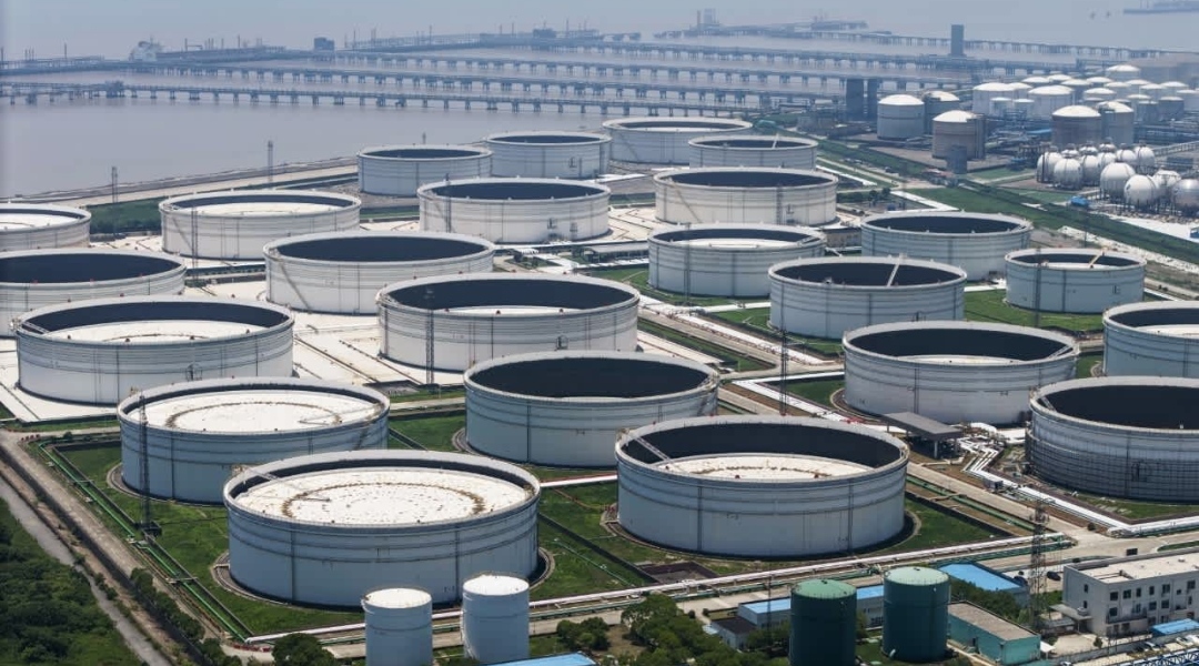 Foto udara memperlihatkan kompleks terminal energi dengan puluhan tangki penyimpanan minyak berbentuk silinder besar berwarna putih yang tersusun rapi di kawasan industri tepi panta