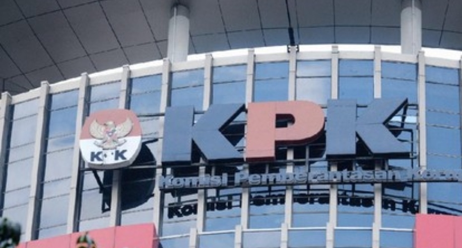 Logo dan tulisan besar Komisi Pemberantasan Korupsi (KPK) terpasang pada fasad kaca bagian atas gedung lembaga antirasuah tersebut.