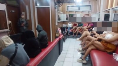 Petugas BNN Kabupaten Pasuruan saat melakukan pendataan dan razia tes urine terhadap penghuni wisma di kawasan Tretes, Prigen.