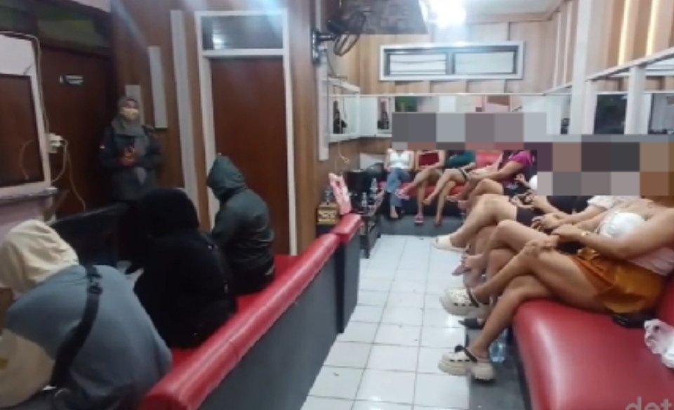 Petugas BNN Kabupaten Pasuruan saat melakukan pendataan dan razia tes urine terhadap penghuni wisma di kawasan Tretes, Prigen.