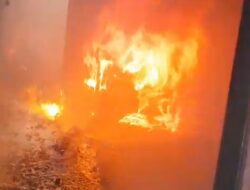 Kebakaran Hebat Melanda Pemukiman Padat Karang Tembok Surabaya, Lantai Dua Rumah Ludes Terbakar
