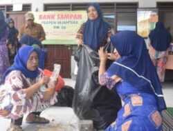 Di Balik Timbangan Sampah Prapen, Perjuangan Ibu Ketua Bank Sampah Merawat Suami dan Lingkungan
