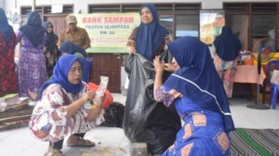 Ibu-ibu pengurus Bank Sampah Prapen Sejahtera RW 06 Surabaya memilah dan menimbang sampah plastik di Balai RW.