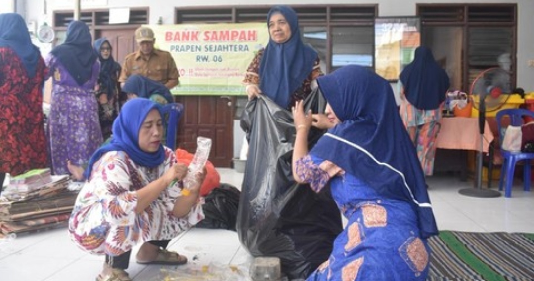 Ibu-ibu pengurus Bank Sampah Prapen Sejahtera RW 06 Surabaya memilah dan menimbang sampah plastik di Balai RW.
