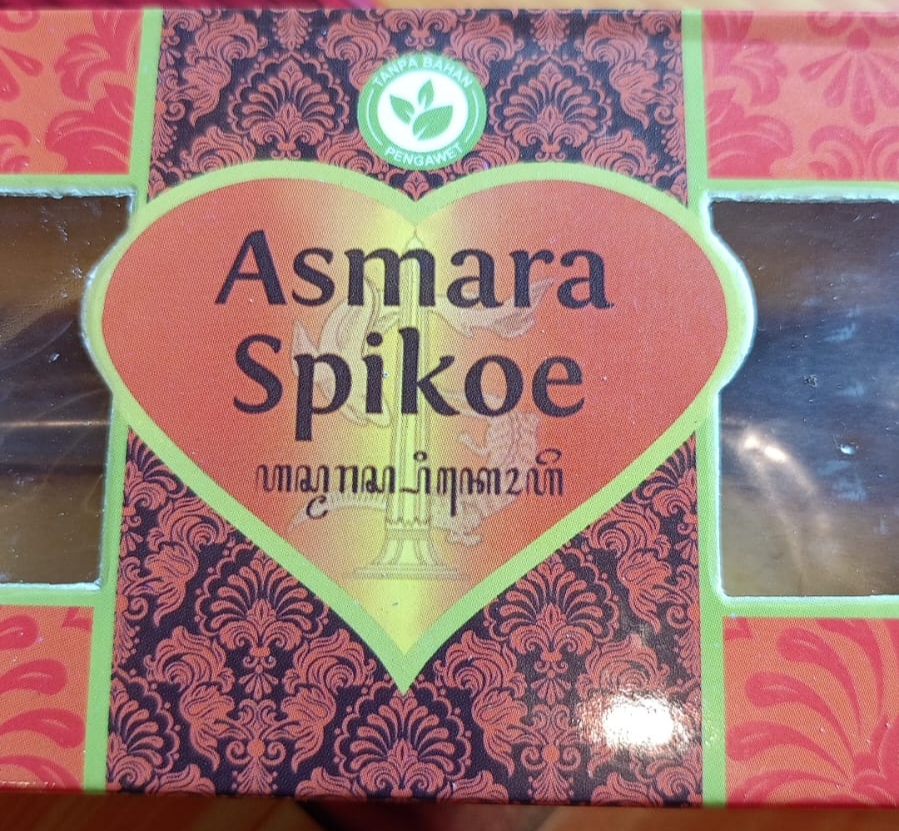 Kotak kemasan Roti Asmara Spikoe dengan desain dominan warna merah dan hijau serta logo berbentuk hati di bagian tengah.