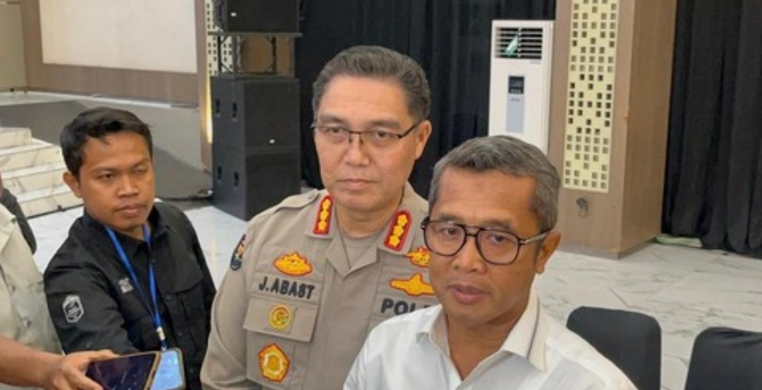 Kabid Humas Polda Jatim Kombes Pol Jules Abraham Abast (berseragam) mendampingi Dirreskrimum Polda Jatim Kombes Pol Widi Atmoko (berkemeja putih) saat memberikan keterangan pers kepada wartawan.