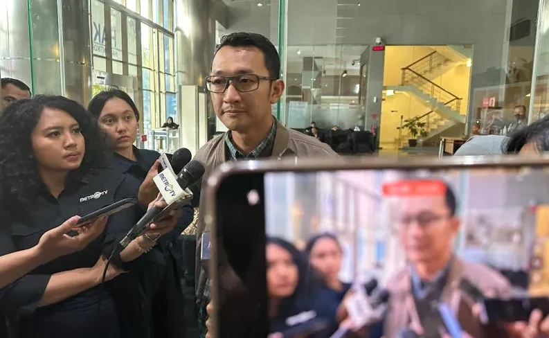 Petugas Komisi Pemberantasan Korupsi (KPK) memberikan keterangan pers kepada sejumlah jurnalis di lobi Gedung Merah Putih.