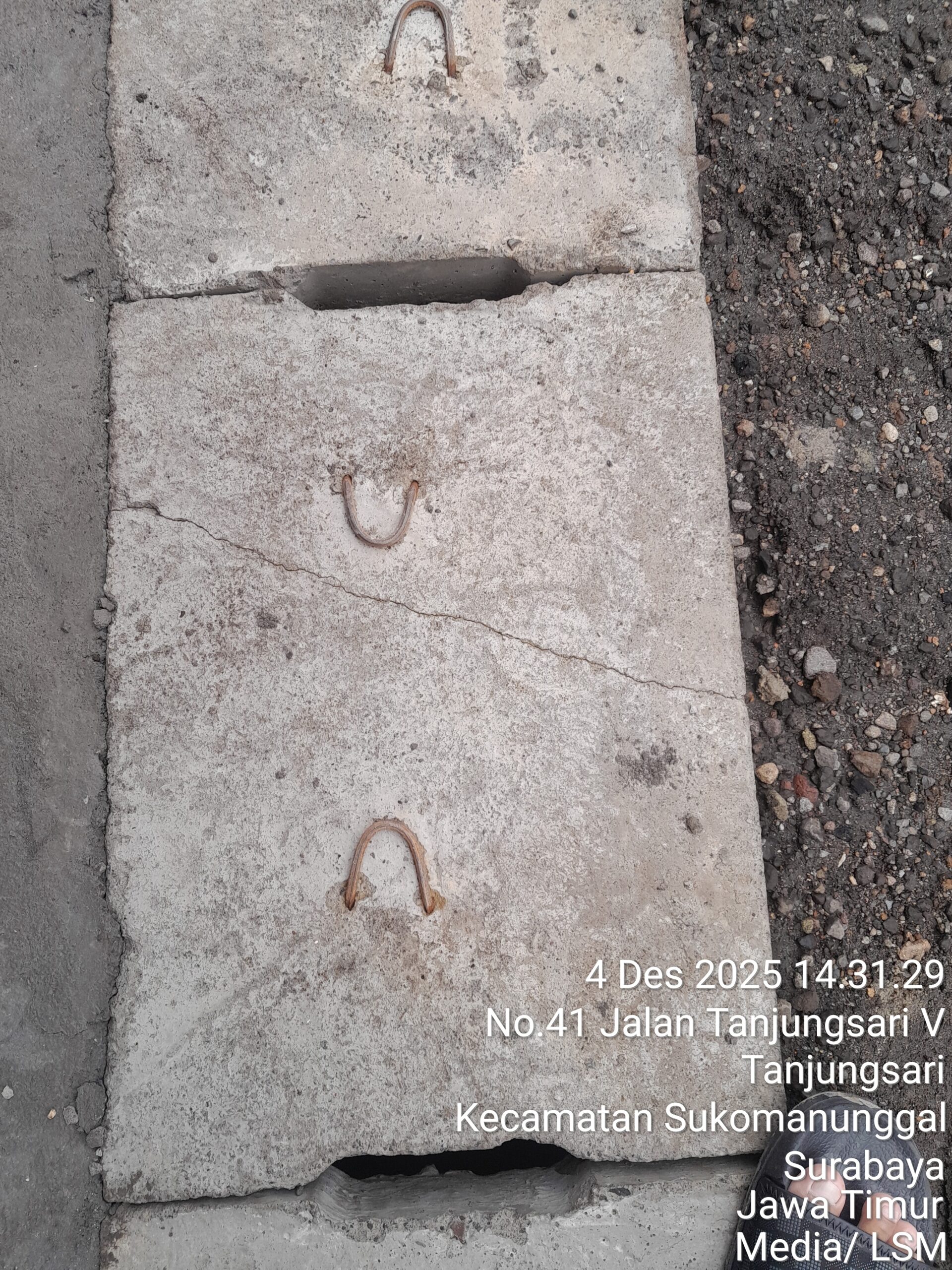 Keterangan foto tutup u-ditch banyak yang pecah dan retak 