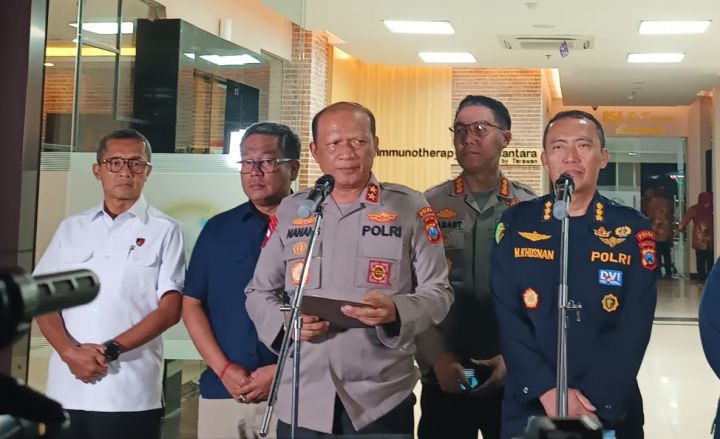 Kapolda Jatim Irjen Pol Nanang Avianto memberikan keterangan pers didampingi pejabat kepolisian lainnya dalam sebuah konferensi pers