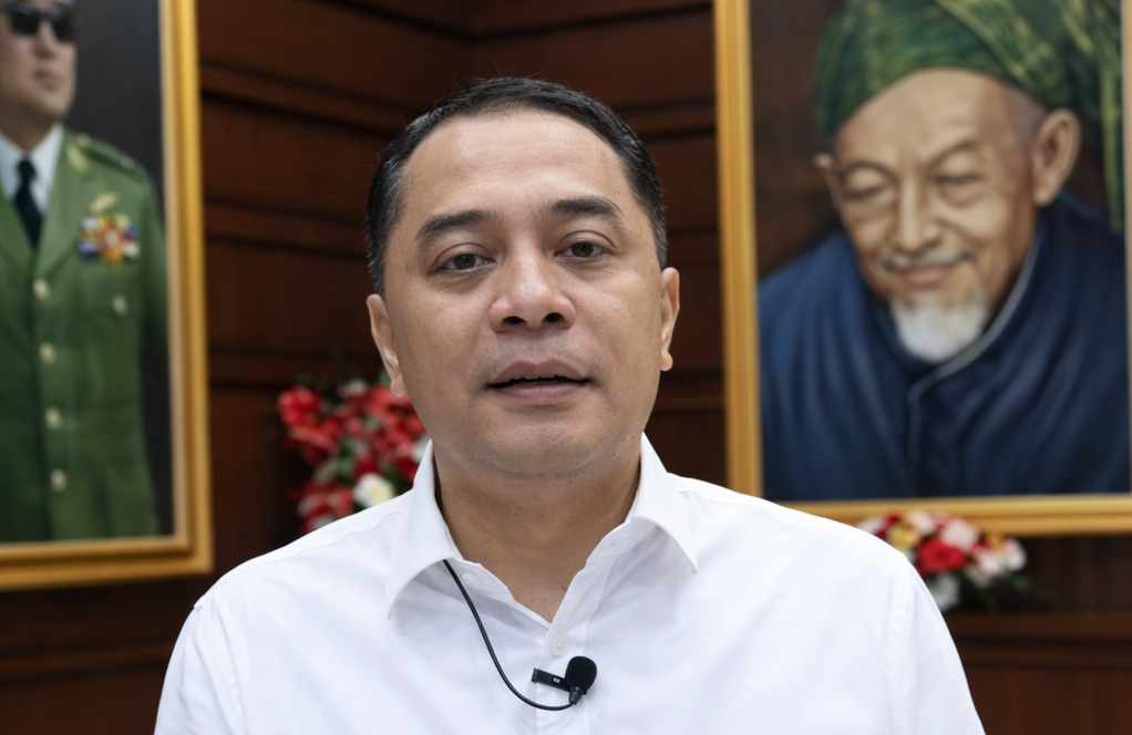 Wali Kota Surabaya menyampaikan pernyataan resmi di ruang kerja terkait penanganan kasus pengusiran paksa dan pembentukan Satgas Anti-Preman.