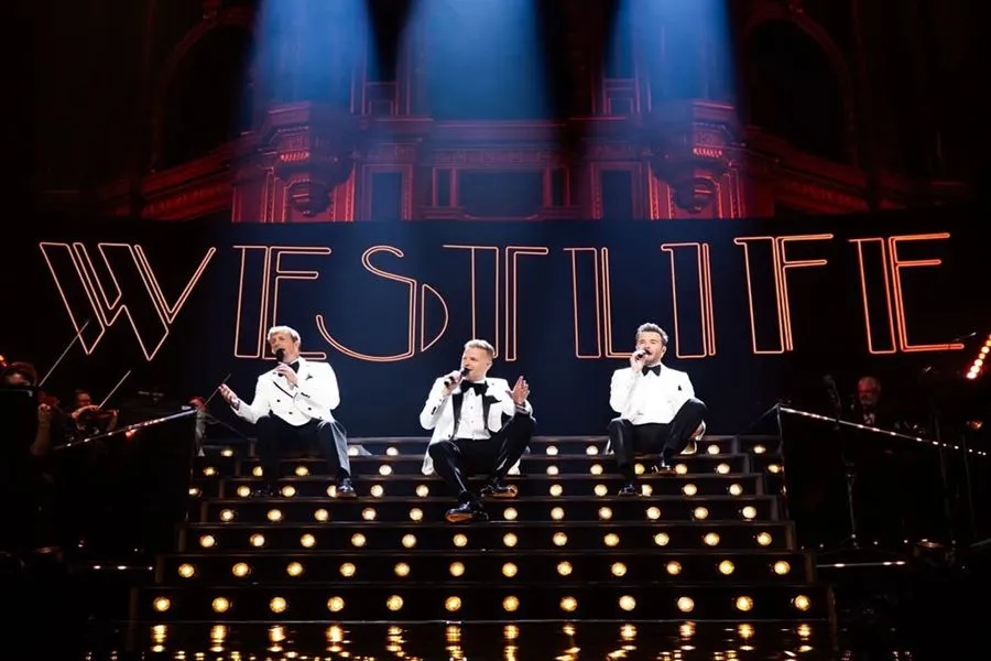 Penampilan Westlife di panggung konser A Gala Evening Surabaya