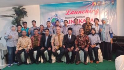 Foto bersama pengelola dan tamu undangan dalam acara peluncuran media Lingkaran.net di Surabaya.