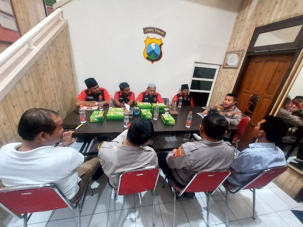 Audiensi Polsek Sukomanunggal dengan Ormas Madas Nusantara di ruang pertemuan