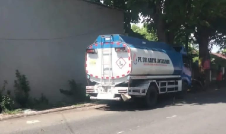 Truk tangki BBM terparkir di jalan kawasan Gentong Pasuruan