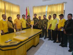 Darlian Pone Kembalikan Formulir Pendaftaran Calon Ketua DPD Golkar Way Kanan