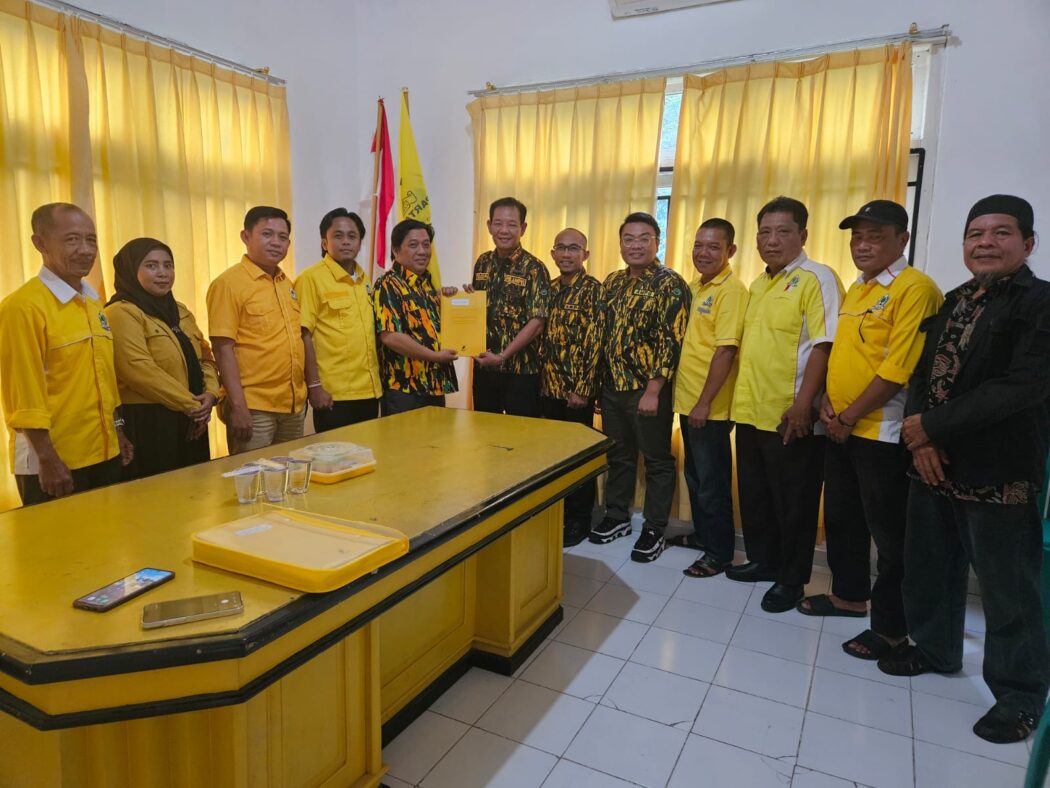 Darlian Pone menyerahkan formulir pendaftaran Golkar Way Kanan kepada panitia