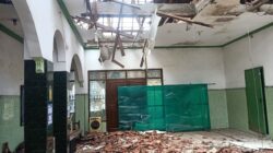 Kondisi dalam musholla di Surabaya ini hancur berantakan, memaksa penghentian total aktivitas keagamaan warga.