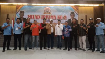 Foto bersama yang menunjukkan sinergi ormas Madura dengan perwakilan pemerintah dan tokoh masyarakat di acara Milad.