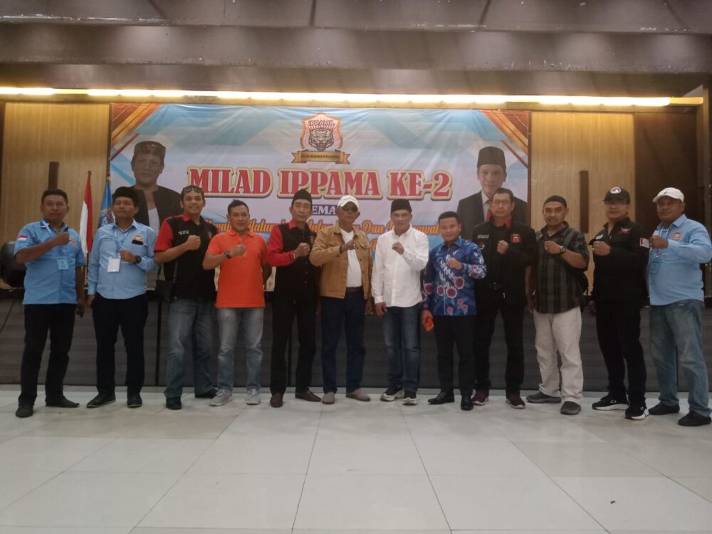 Foto bersama yang menunjukkan sinergi ormas Madura dengan perwakilan pemerintah dan tokoh masyarakat di acara Milad.