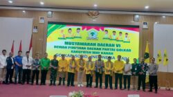 Jajaran pengurus DPD Partai Golkar dan sejumlah tamu undangan berpose bersama usai pembukaan Musyawarah Daerah (Musda) ke-VI di Gedung Serba Guna Way Kanan, agenda lima tahunan yang bertujuan untuk menyusun kepengurusan baru dan menetapkan target politik partai di tingkat daerah.