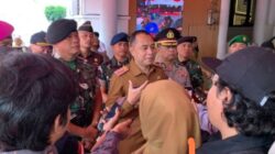 Wali Kota Surabaya Eri Cahyadi memberikan keterangan pers kepada awak media dengan didampingi sejumlah pejabat TNI dan Polri di lobi gedung pemerintahan.