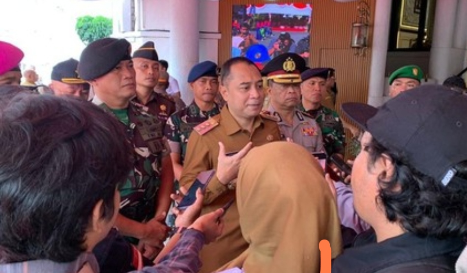 Wali Kota Surabaya Eri Cahyadi memberikan keterangan pers kepada awak media dengan didampingi sejumlah pejabat TNI dan Polri di lobi gedung pemerintahan.