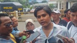 Perwakilan pedagang memberi keterangan saat demo tolak relokasi RPH Pegirian