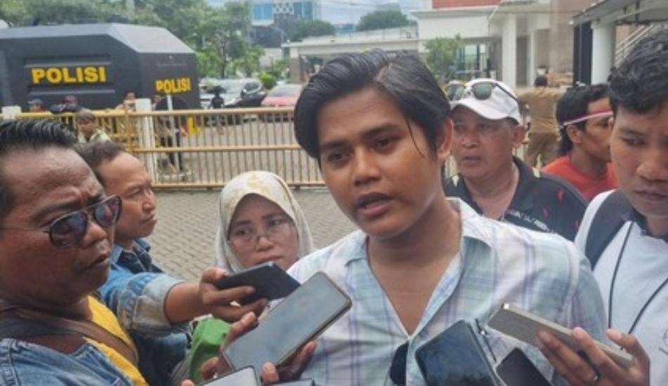Perwakilan pedagang memberi keterangan saat demo tolak relokasi RPH Pegirian