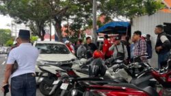 Kerumunan warga di sekitar lokasi penundaan eksekusi lahan PN Surabaya.