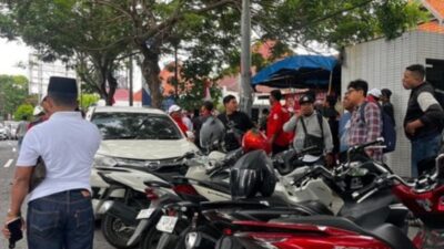 Kerumunan warga di sekitar lokasi penundaan eksekusi lahan PN Surabaya.