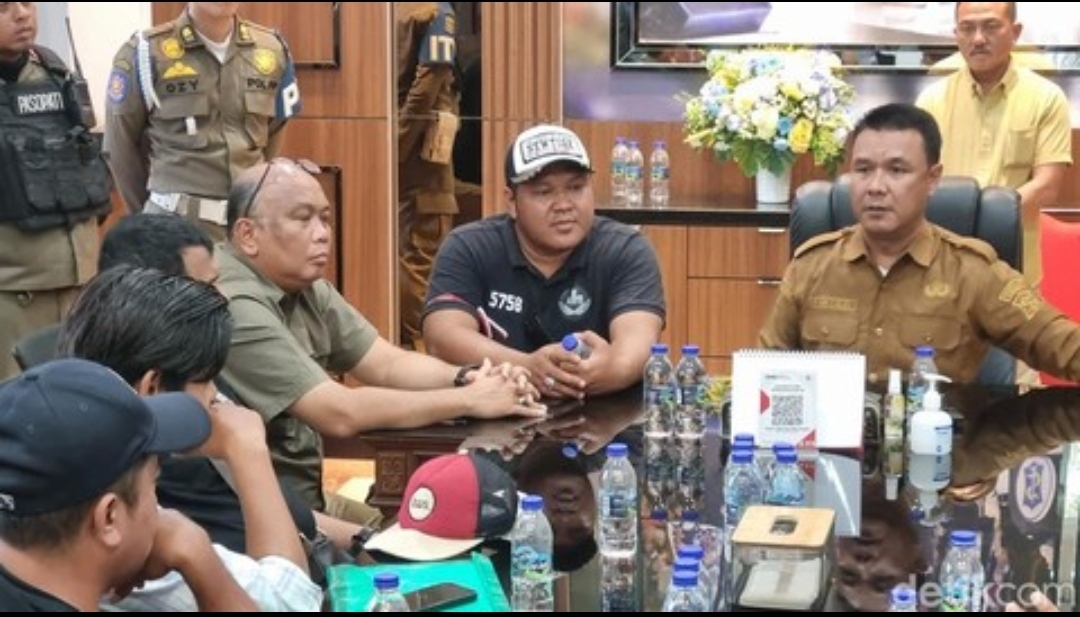 Asisten 1 M. Fikser berbicara saat audiensi relokasi RPH Surabaya dengan perwakilan pedagang.