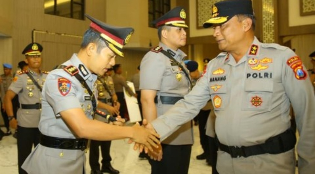 Kapolda Jatim Irjen Pol Nanang Avianto berjabat tangan dengan Kapolres Pasuruan AKBP Harto Agung Cahyono.